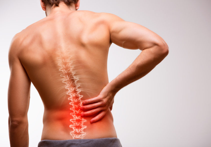 болит спина